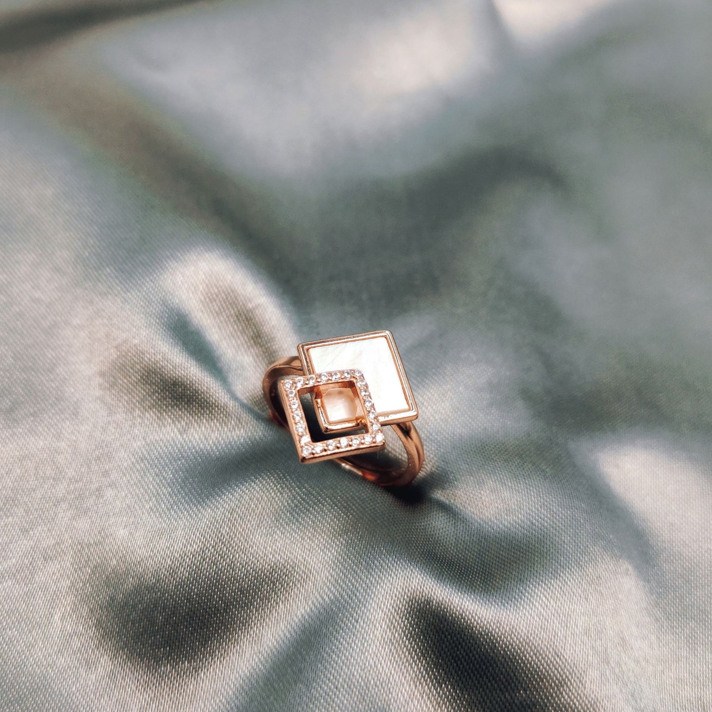 MOP Rosegold Squared Zirconia Ring