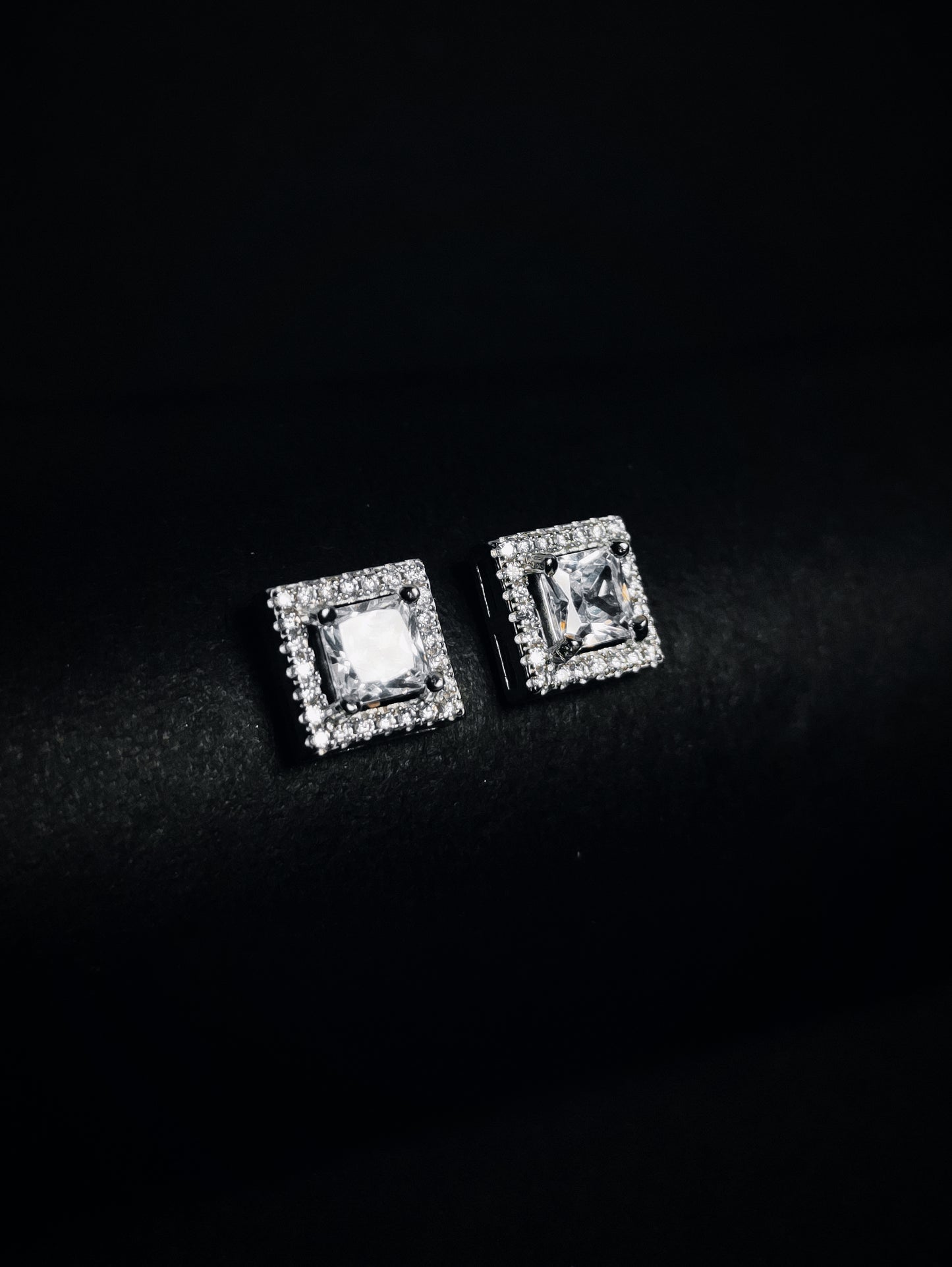 Glittering Square Solitaire